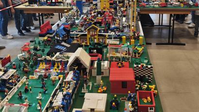 Bild: Lukas Büchold
Eine Stadt aus Lego-Steinen, die von Kindern aus der katholischen Herz Jesu Pfarrei Sulzbach, der evangelischen Pfarreingemeinde St. Johannis Sulzbach und St. Michael Poppenricht bei den ersten Ökumenischen Klemmbaustein Tagen im Kettelerhaus in Sulzbach gebaut wurden.
