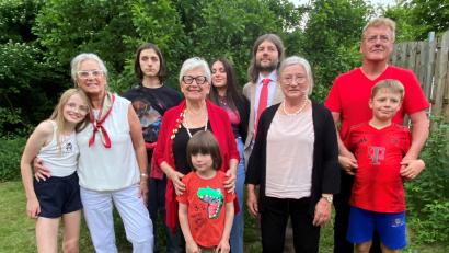 Bild: Völkl
Inge Bauer-Joswig (Vierte von links) freut sich, am Geburtstag die Familie und zahlreiche Mitarbeiterinnen um sich zu haben. Dabei war auch Katharina Purschwitz-Neidl, die in der Anfangszeit vor 50 Jahren eine wertvolle Stütze beim Aufbau der Geschäfte war.