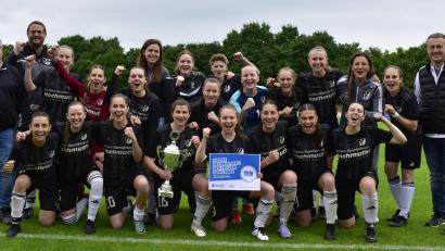 Bild: ham
Die Fußballerinnen des 1. FC Schwarzenfeld gewannen den Bezirkspokal durch einen Sieg im Elfmeterschießen im Finale gegen den SC Luhe-Wildenau.
