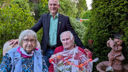 Bild: Dietmar Schaller
Für die Gemeinde überbrachte Bürgermeister Dietmar Schaller (hinten) die Glückwünsche zum 85. Geburtstag an Adolf Hastler und seine Frau Irma.