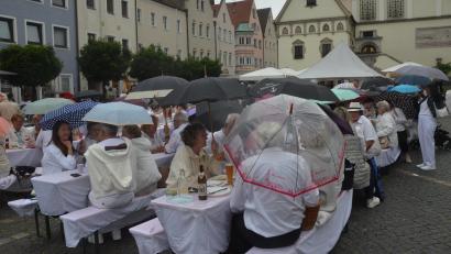Bild: Kunz
Mithilfe von Regenschirmen trotzten die Besucher dem Regen.