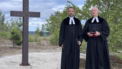 Bild: hdk
Die beiden Pfarrer Stefan Fischer (links) und Heinrich Arweck feierten eine Andacht, nachdem das Kreuz aufgestellt wurde.