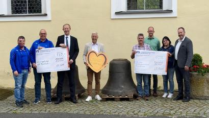 Bild: nza
Mit Freude nahmen die Thumsenreuther Schützen (links) und die evangelische Kirchengemeinschaft Thumsenreuth (rechts) den Spendenscheck entgegen.