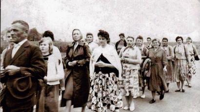 Archivbild: rha
Das alte Bild von 1959 zeigt die Vilsecker Wallfahrer mit ihrem früheren Pilgerführer Peter Friedl (links). Das Schuhwerk und die Kleidung von damals wären für die heutige Zeit undenkbar.