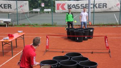 Bild: kro
Beim "Tennis-Bierpong-Turnier" galt es den Tennisball in die Behältnisse zu treffen.