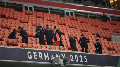 Bild: Christian Charisius/dpa
Ein Mann aus dem Landkreis Garmisch-Partenkirchen stürzte in München von der Tribüne und starb an den Folgen.