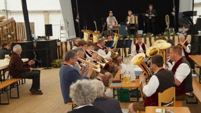 Bild: wel
Die Grenzlandblaskapelle aus Dietersdorf machte den Anfang beim Musikantenstammtisch. Nicht fehlen durfte der "Löffel-Girgl" mit seinem "Schlaginstrument aus der Küche" (links). Auf der Bühne ist Moderator Alois Wilhelm.