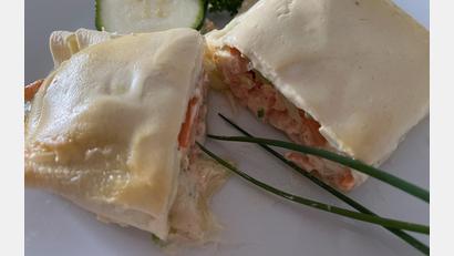 Bild: Michael Schiffer
Die Nudelblätter werden mit Lachs und Gemüse gefüllt und im Ofen überbacken.
