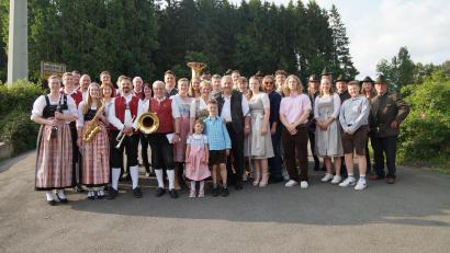 Bild: wel
Rudolf Teplitzky und Gattin Anna (Mitte) freuten sich mit der gesamten Familie über die musikalischen Gebrutstagsgrüße der Jagdhornbläser und der Stadtkapelle