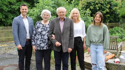 Bild: Josef Böhm
Anna und Robert Albang konnten miteinander ihren 80. Geburtstag feiern. Mit ihnen freuten sich Bürgermeister Rudolf Teplitzky (links) sowie Enkelin Vanessa und Tochter Monika (von rechts).