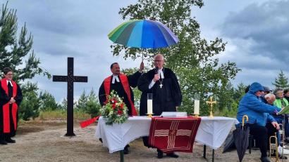 Bild: hdk
Trost Regen und Windböen feierten 300 Gläubige den Pfingstgottesdienst am Monte Kaolino. Pfarrer Stefan Fischer beschirmte den Regionalbischof Klaus Stiegler bei seiner Ansprache.