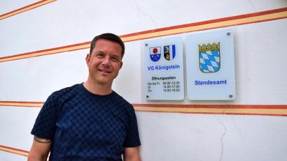 Bild: hdk
Jörk Kaduk steht vor dem Königsteiner Rathaus, das er seit drei Jahren als Bürgermeister leitet.