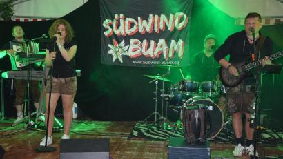 Bild: jr
Die „Südwind-Buam“ mit Sängerin Uli und Bandleader Sepp Gleißner (rechts) spielten am Samstagabend im Festzelt in Wetzldorf auf und brachten die Besucher in Ekstase.