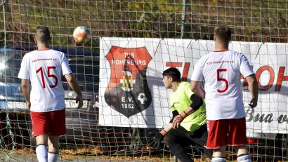 Archivbild: Hubert Ziegler
Torhüter Vislan Lalayev (Mitte), hier noch im Trikot des TuS Hohenburg, wechselt zum FC Amberg.
