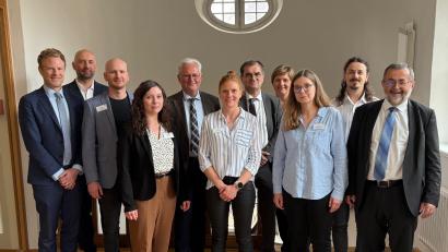 Bild: Uli Hübner
Mit den Damen und Herren der Bewährungshilfe. Ganz links Richter am Oberlandesgericht München Klaus-Dieter Hartleb, Leiter der Zentralen Fachstelle für Bewährungshilfe, Gerichtshilfe und Führungsaufsicht Bayern (ZFB), Dr. Thomas Dickert, Präsident des Oberlandesgerichts Nürnberg (Fünfter von links), Andreas Wimmer, Generalstaatsanwalt Nürnberg (ganz rechts), Dr. Stefan Täschner, Präsident des Landgerichts Amberg (Siebter von links), Gerald Jobst, Leiter der Bewährungshilfe (Zweiter von links).