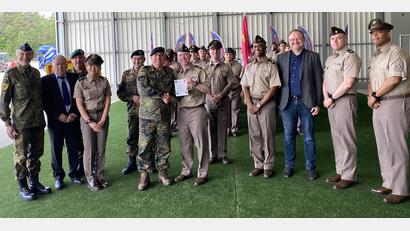 Bild: US-Armee
Bei der Kompanieübergabe der 23. Ordnance Company bedankte sich Freihungs Reservistenchef, Oberstleutnant d.R. Norbert Bücherl (Sechster von links) zusammen mit dem US-Beauftragten, Stabsfeldwebel d.R. Gerhard Lindthaler (links dahinter) beim scheidenden Kompaniechef Captain Pake Davis (rechts daneben) und überreichten zum Dank die Erinnerungsmünze der Reservistenkameradschaft Freihung sowie die Jubiläumschronik.