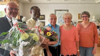 Bild: Sabrina Schnell/exb
Auch Bürgermeister Klaus Meyer (links), Pfarrer Dr. George Nnaemeka Oranekwu (Zweiter von links) und Seniorenbeauftragte Beate Ott (rechts) gratulierte Alfons und Gabriele Stingl zur Eisernen Hochzeit.