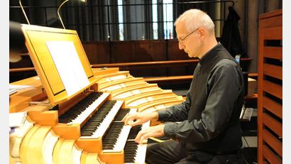 Bild: Morschheuser Erzbistum Köln/exb
Professor Winfried Bönig, Domorganist in Köln, spielt die Orgel der Basilika.