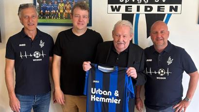 Bild: Hügel/exb
SpVgg-SV-Vorsitzender Michael Kurz (von rechts), Urban & Kemmler-Senior-Chef Bernd Urban, Junior-Chef Maximilian Urban und SpVgg-SV-Vorstandmitglied Rainer Lindner freuen sich über die Zusammenarbeit.
