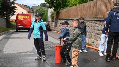 Bild: kki
Nass genug konnte es am Tag der Feuerwehr nicht sein – mit der Handspritze zielten die Kinder unermüdlich auf das "brennende Haus".
