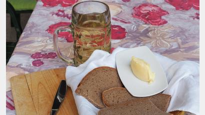 Bild: Andreas Drouve/dpa
Im Wirtschaftsausschuss des Landtags gibt es eine besondere Sanktion für die Verzögerung eines Sitzungsbeginns: Die Brotzeit-Strafe.