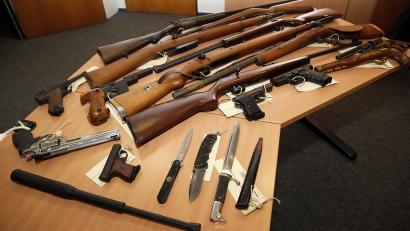 Bild: Hösamer
Während einer Amnestieregelung im Jahr 2018 sind viele Waffen bei der Waffenbehörde im Landratsamt gelandet. Wichtig: Wer Waffen findet oder erbt, soll sie keinesfalls selbst transportieren, sondern zunächst mit Polizei oder Waffenbehörde die Situation klären.