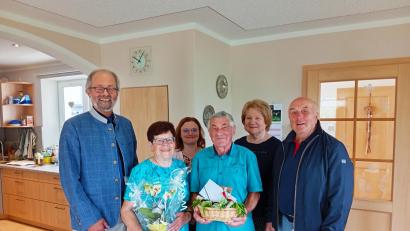 Bild: Oswald Zintl
Goldene Hochzeit feierten Veronika und Josef Preiß (vorne) aus dem Waldershofer Ortsteil Bärnest. Im Bild von links Zweiter Bürgermeister Helmut Härtl, Veronika Preiß. Tochter Marita, Josef Preiß und der Seniorenbeauftragte der Stadt, Gerhard Weber mit Gerlinde.