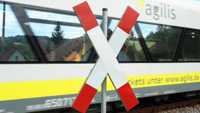 Symbolbild: David Ebener/dpa
Zwischen Juli und September verkehren keine "agilis"-Züge zwischen Regensburg und Neustadt/Donau. Es gibt Schienenersatzverkehr mit Bussen.