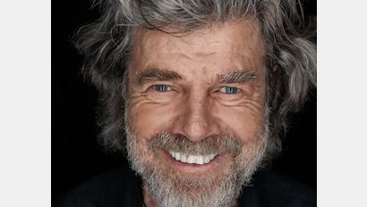 Bild: Ronny Kiaulehn/exb 
Reinhold Messner spricht in der Glasschleif in Marktredwitz "Über Leben".