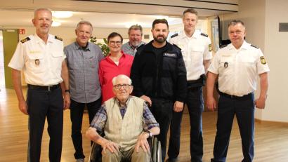 Bild: prh
Heinrich Bierl (vorne) sieht man seine 103 Jahre nicht an. Zum Geburtstag gratulierten Polizeipräsident Thomas Schöniger, Sohn Reinhard, Schwiegertochter Irene, Sohn Heinz, Bürgermeister Sebastian Giering sowie seitens der Verkehrspolizeiinspektion Weiden Johannes Meckl und Leiter Georg Ziegler (von links).