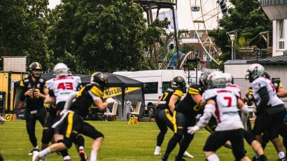 Bild: Philipp Ponader/exb
Die Amberg Mad Bulldogs (schwarze Trikots) unterlagen den Franken Knights aus Rothenburg knapp mit 16:21.