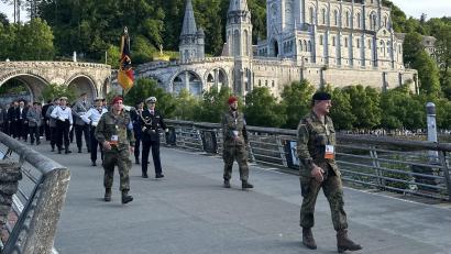 Bild: Archiv Kappl
Im Hintergrund ist die Basilika der Heiligen Bernadette zu sehen. Leuchtenbergs Bürgermeister Anton Kappl führt die Soldatenwallwahrt in Lourdes an. 18.000 Soldaten sind dabei.