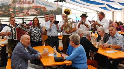Bild: gf
Musikalische Verstärkung holten sich die Raingeringer Musikanten bei der Eröffnung des Seniorennachmittags auf der Dult von Bürgermeister Franz Badura (hinten, Vierter von links) mit seiner Trompete. Maria Frank (hinten, Zweite von links) vom ACM hatte die Gaudi mit organisiert.