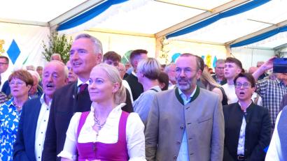 Bild: hme
Gemeinsam feiern, gemeinsam singen – das galt in Ehenfeld auch, als die Hymnen angestimmt wurden. Mit dabei: Europaabgeordneter Manfred Weber (vorne, Zweiter von rechts).