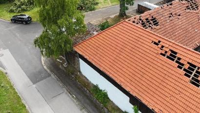 Bild: hbe
Am Kirchweg in der Ortschaft Süß bei Hahnbach (Landkreis Amberg-Sulzbach) sind die Spuren des Sturms immer noch sichtbar.