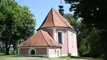 Bild: bjo
Inmitten einer stillen Landschaft auf dem Gebiet des Truppenübungsplatzes Hohenfels steht auf dem Kreuzberg die Dreifaltigkeitskirche. Sie ist am Sonntag, 15. Juni, Pilger-Ziel der Pfarrgemeinde Schmidmühlen.