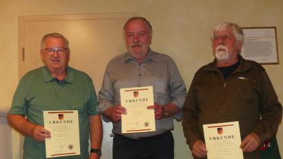 Bild: Walther Hermann
V. li.: Helmut Eckert, Kurt Seidler und Hans Lenuweit erhielten für langjährige Mitgliedschaft Treuenadeln des Verbandes der Reservisten der Deutschen Bundeswehr.