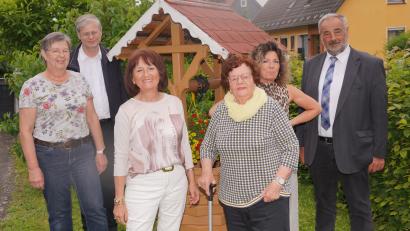 Bild: fvo
Barbara Kres (Dritte von rechts) feiert mit ihren beiden Töchtern Karin (Dritte von links) und Carmen (Zweite von rechts) den 95. Geburtstag. Natürlich war auch der Rest der Großfamilie mit bei der Geburtstagsfeier und auch Bürgermeister Josef Beimler (rechts), Pfarrer Norbert Götz (Zweiter von links) und Ingrid Troidl (links) gratulierten.