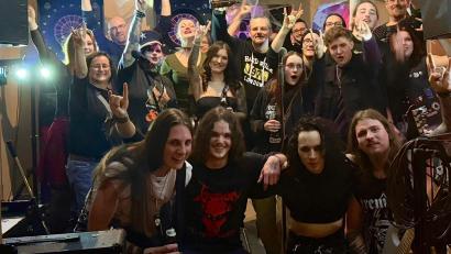 Bild: Kim Bedrunka/exb
Das sind Toxic Angel (vorne von links): Kup Hummel (Bass), Mo Erlbacher (Gitarre), Freyja Henning (Drums) und Alfi Herbst (Gitarre).