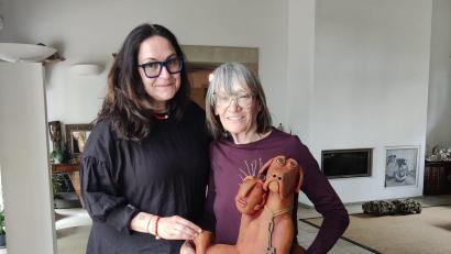 Bild: Knopfmuseum Bärnau
Marketa Monsportova und Irene Schleicher freuen sich auf die Vernissage am 26. Juni im Knopfmuseum in Bärnau.