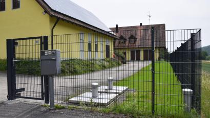 Bild: bö
Für die Einzäunung, die Erneuerung der Eingangstüren und der Fenster im Wasserwerk Emhof sowie der Umzäunung des Brunnen Emhof hat der Zweckverband zur Wasserversorgung der Vils-Naab-Gruppe 105.000 Euro investiert.