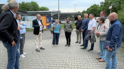 Bild: Susanne Schwab
Die Verantwortlichen der Stadtwerke Martin Malitzke, Wolfgang Dotzler, Michael Gaisa und Frank Backowies (v.l.n.r.) und die Vorstandschaft des CSU-Ortsverbands Sebastian mit ihrem Vorsitzenden Werner Schindler (4.v.r.) sowie den weiteren Vertretern der CSU Harald Schwartz, Stefan Ott und Matthias Schöberl (5. bis 7.v.r.) vor der neuen PV-Anlage auf dem Parkplatz vor dem Hockermühlbad.