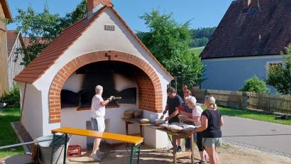 Bild: Wolfgang Schart
Der neue Backofen auf dem Aiherlhof in Mitterauerbach hat den Probebetrieb bestanden. Beim Backofenfest am Freitag wird er offiziell eingeweiht.