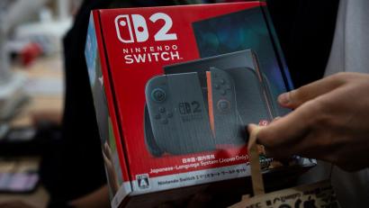 Bild: Louise Delmotte/AP/dpa
Schon die Vorbestellungen der Switch 2 waren schnell ausgeschöpft. (Archivbild)