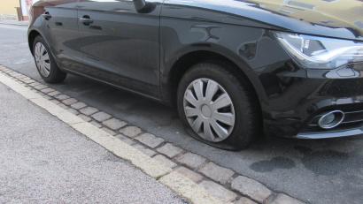 Archivbild: Polizeiinspektion Amberg
Es ist nicht das erste Mal, dass in Amberg die Reifen von Autos zerstochen werden - hier ein Archivbild der Polizei von einem früheren Vorfall.