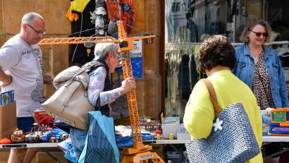 Archivbild: Petra Hartl
Beim Altstadtfest vergangenes Jahr sind auch Erwachsene auf dem Flohmarkt für Kinder und Jugendliche fündig geworden.