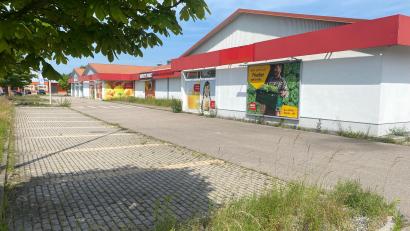 Bild: Wilhelm Amann
An der Stelle des früheren Rewe, zwischen Nabburg und Diendorf, entsteht ein Lidl-Markt. Das Grundstück wird neu bebaut, auch die Parkplätze werden neu angelegt.