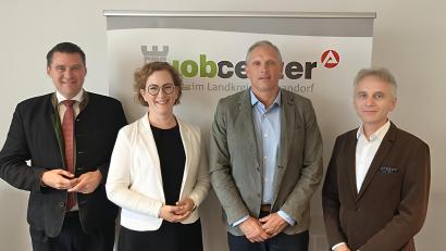 Bild: Marie-Therese Horn/Jobcenter Schwandorf
Landrat Thomas Ebeling (links) dankte Dominique Gottwald für ihre Arbeit und begrüßte Thomas Rinner (Zweiter von rechts) als neuen Leiter des Jobcenters Schwandorf. Auch Siegfried Bäumler (rechts), Vorsitzender der Geschäftsführung der Agentur für Arbeit Schwandorf, gratulierte.