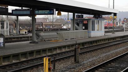 Symbolbild: Clemens Hösamer
Am Schwandorfer Bahnhof sollen drei ältere Herren ein äußerst unreifes Verhalten gegenüber einer Frau gezeigt haben.