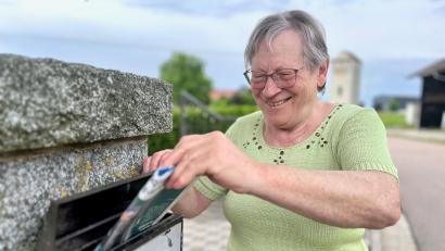 Bild: Gabi Schönberger
Monika Fröhler trägt nun schon seit rund 50 Jahren die Zeitungen aus.
